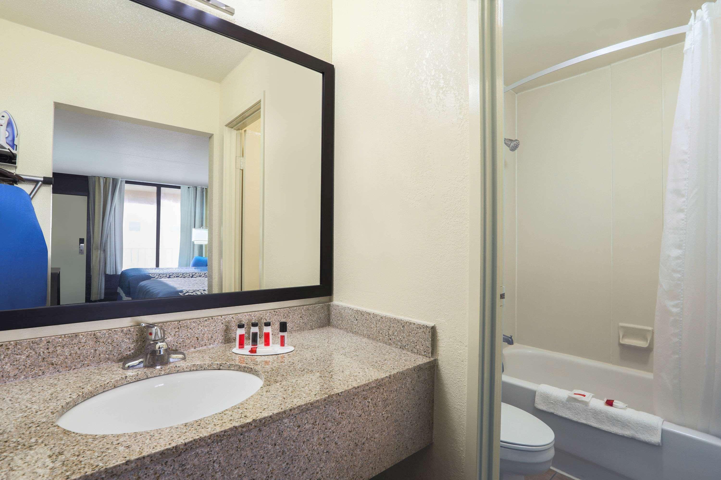 Days Inn By Wyndham Newark Wilmington Eksteriør billede