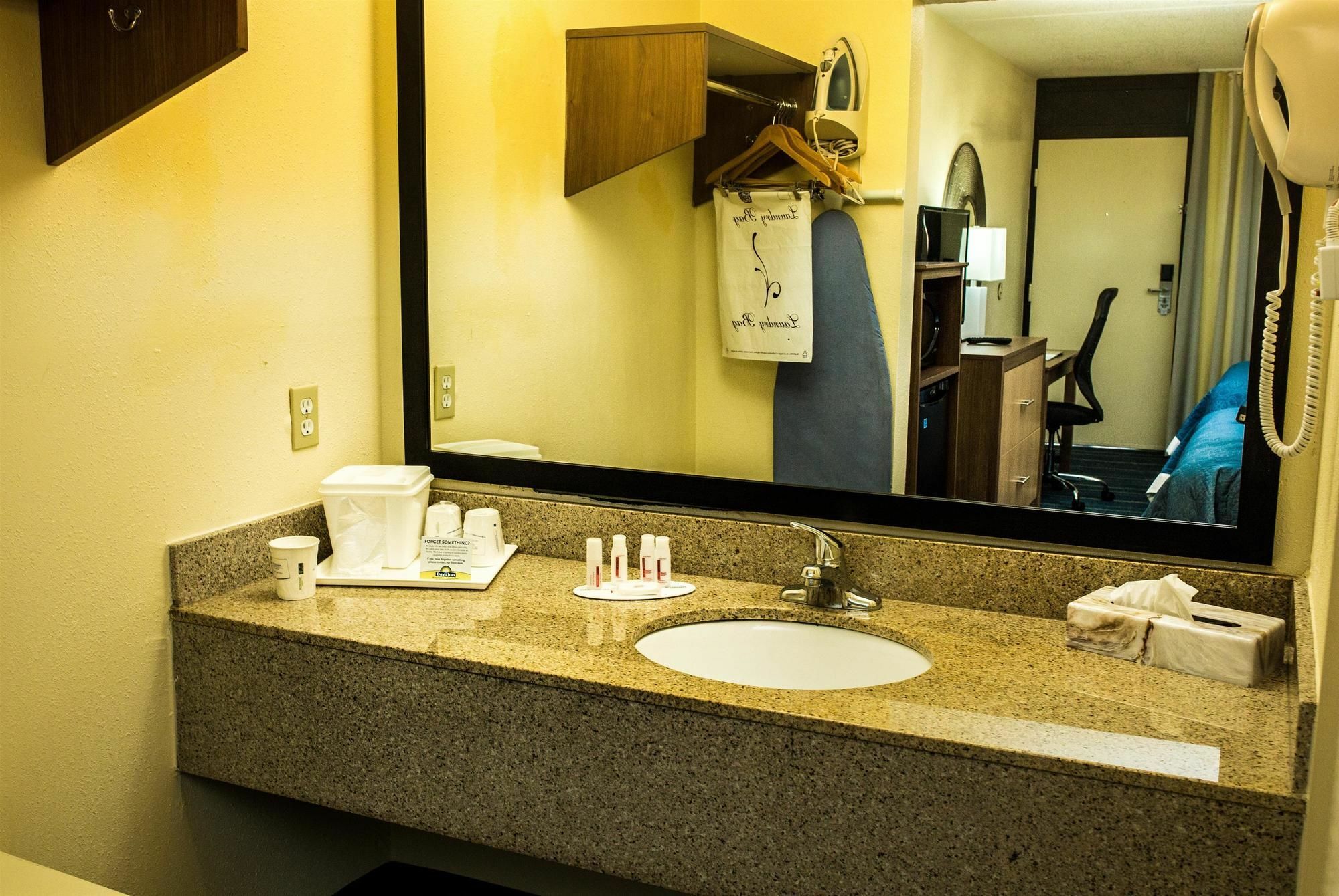 Days Inn By Wyndham Newark Wilmington Eksteriør billede